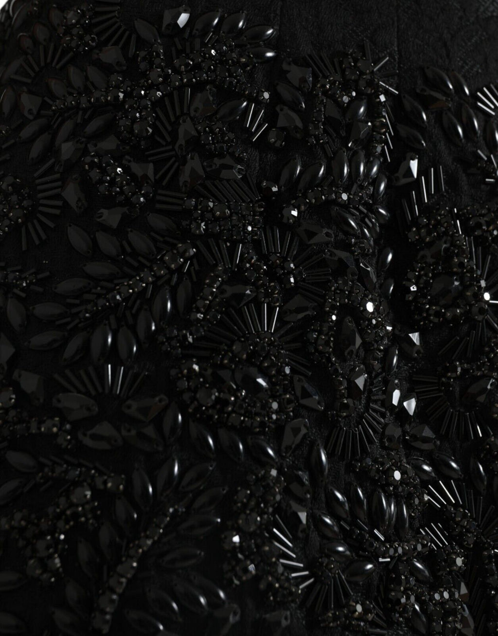 Jupe crayon noire en cristal faite main de Dolce & Gabbana, longueur au genou, élégante et sophistiquée.