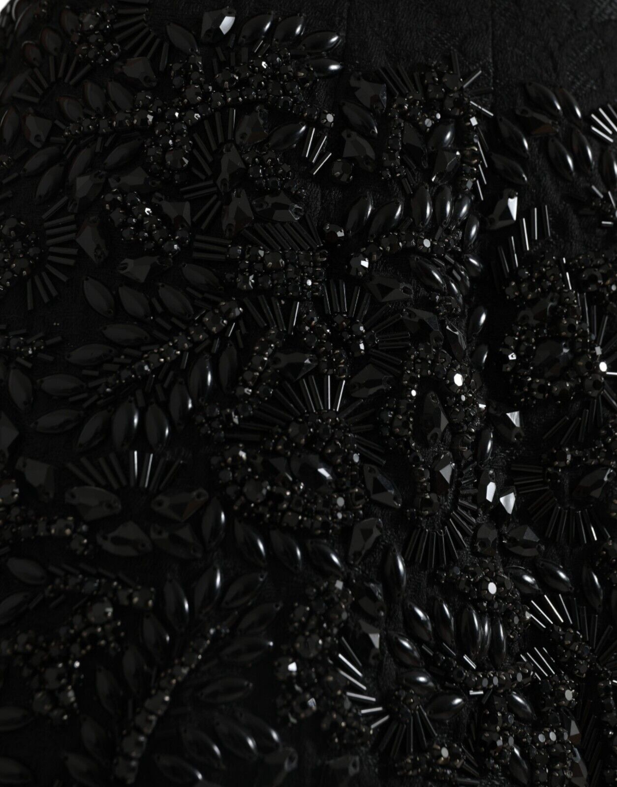Jupe crayon noire en cristal faite main de Dolce & Gabbana, longueur au genou, élégante et sophistiquée.