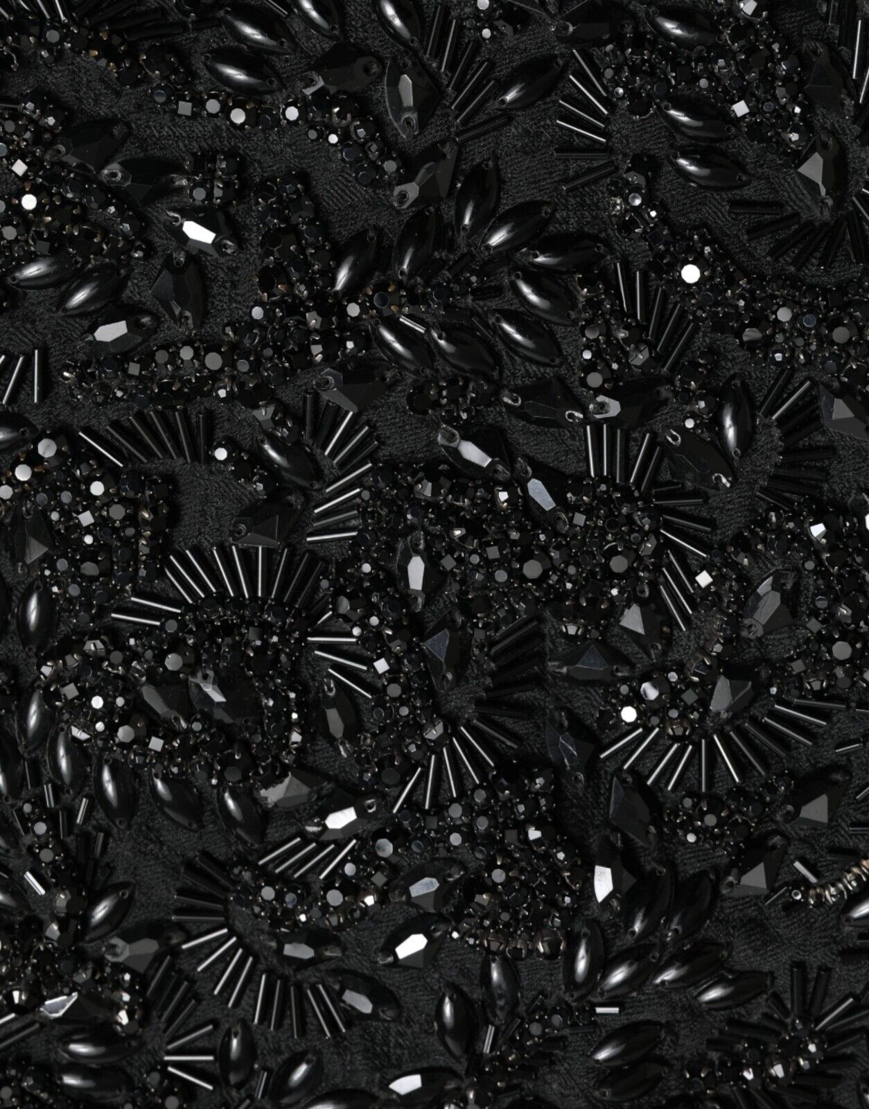 Jupe crayon noire Dolce & Gabbana en cristal fait main, longueur genou, élégante et sophistiquée, vue de face.