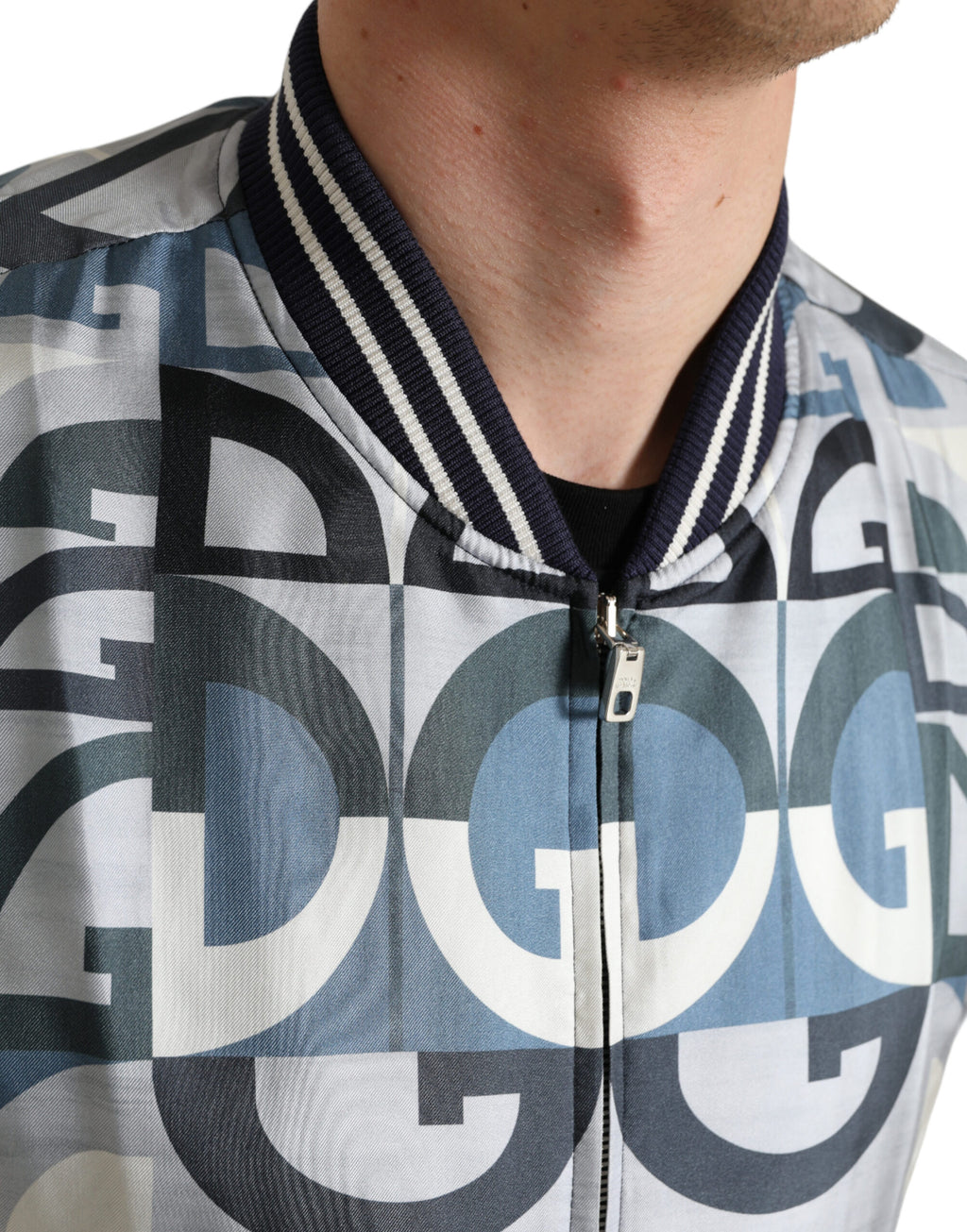 Blouson bomber Dolce & Gabbana logo multicolore avec imprimé, veste tendance en tissu léger, style moderne et élégant.