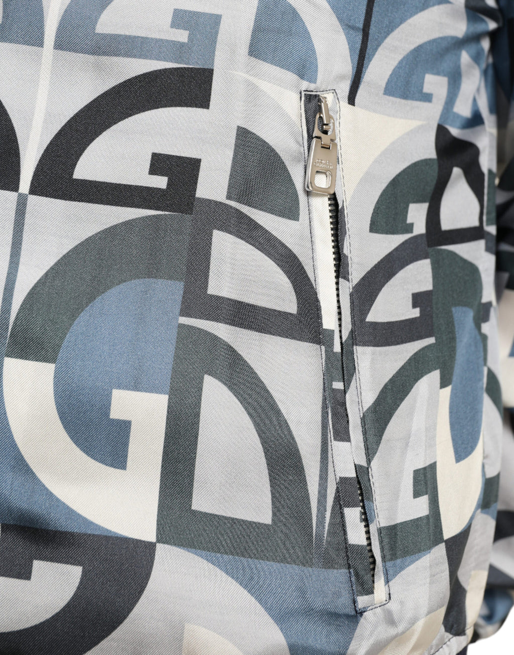 Veste bomber Dolce & Gabbana à logo multicolore, imprimé graphique, avec col et poignets élastiqués, vue de face.