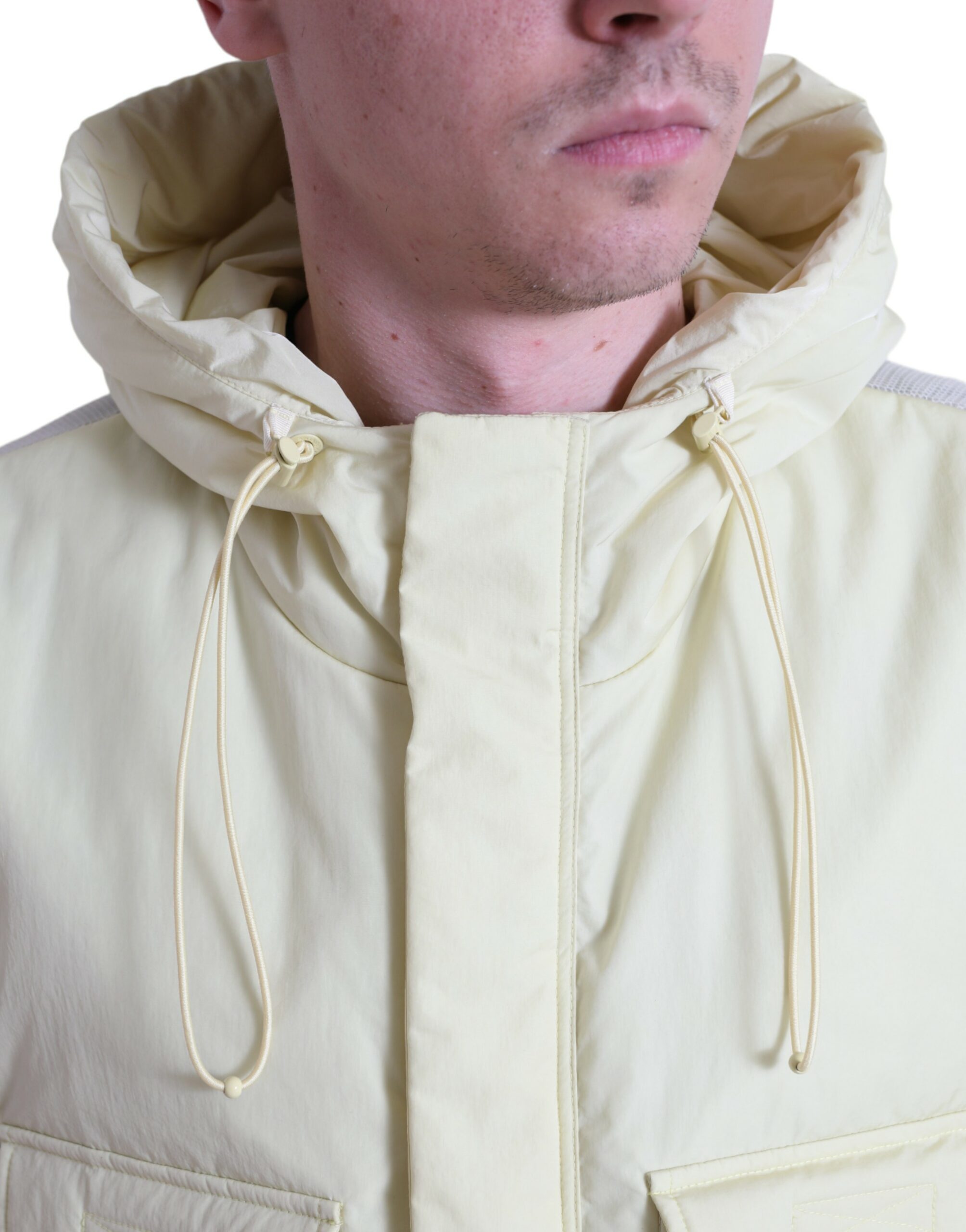 Veste sans manches en nylon jaune avec capuche Dolce & Gabbana, style sportswear, visible détails de la veste.