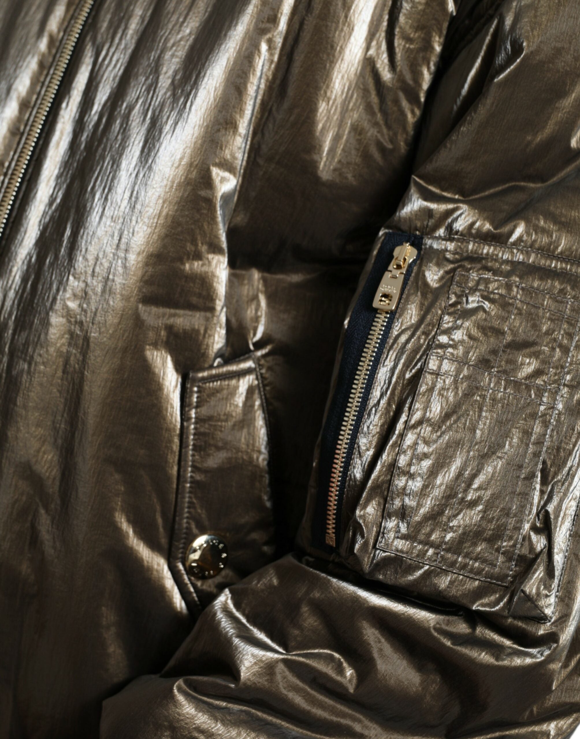 Veste bomber en nylon bronze pour homme de Dolce & Gabbana, avec fermeture éclair complète et style moderne.