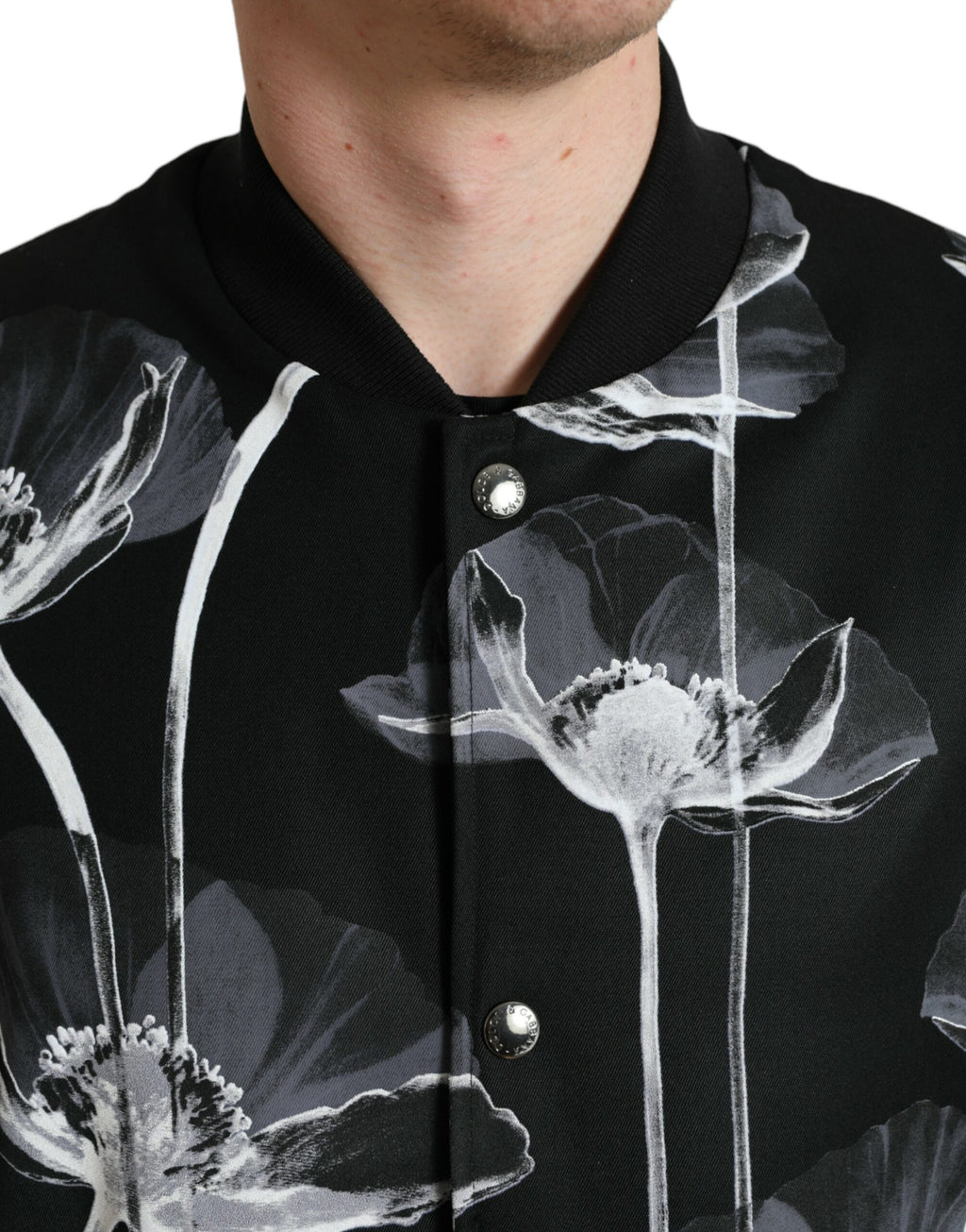 Veste bomber en laine noire Dolce & Gabbana avec imprimé floral, boutons devant, style élégant et tendance.
