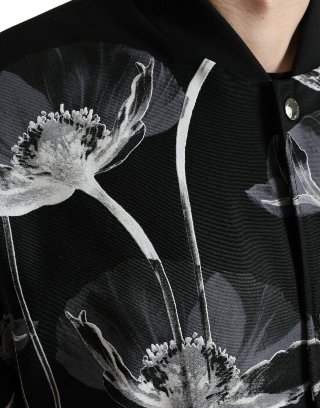 Veste bomber en laine noire à fleurs de Dolce & Gabbana avec boutons, motif floral élégant et coupe moderne.