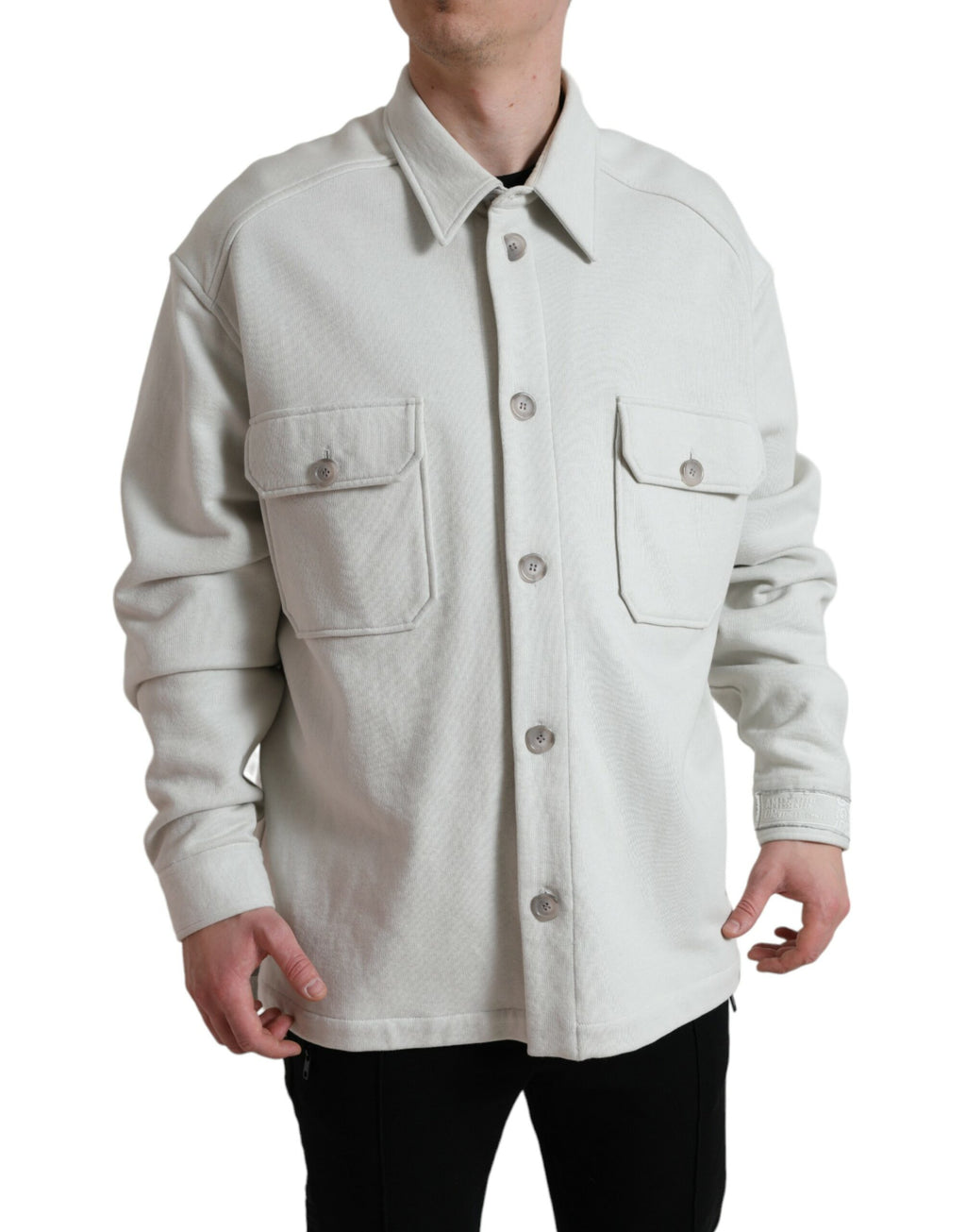 Manteau en coton gris à boutons avec col, de la marque Dolce & Gabbana, vue de face sur un mannequin.