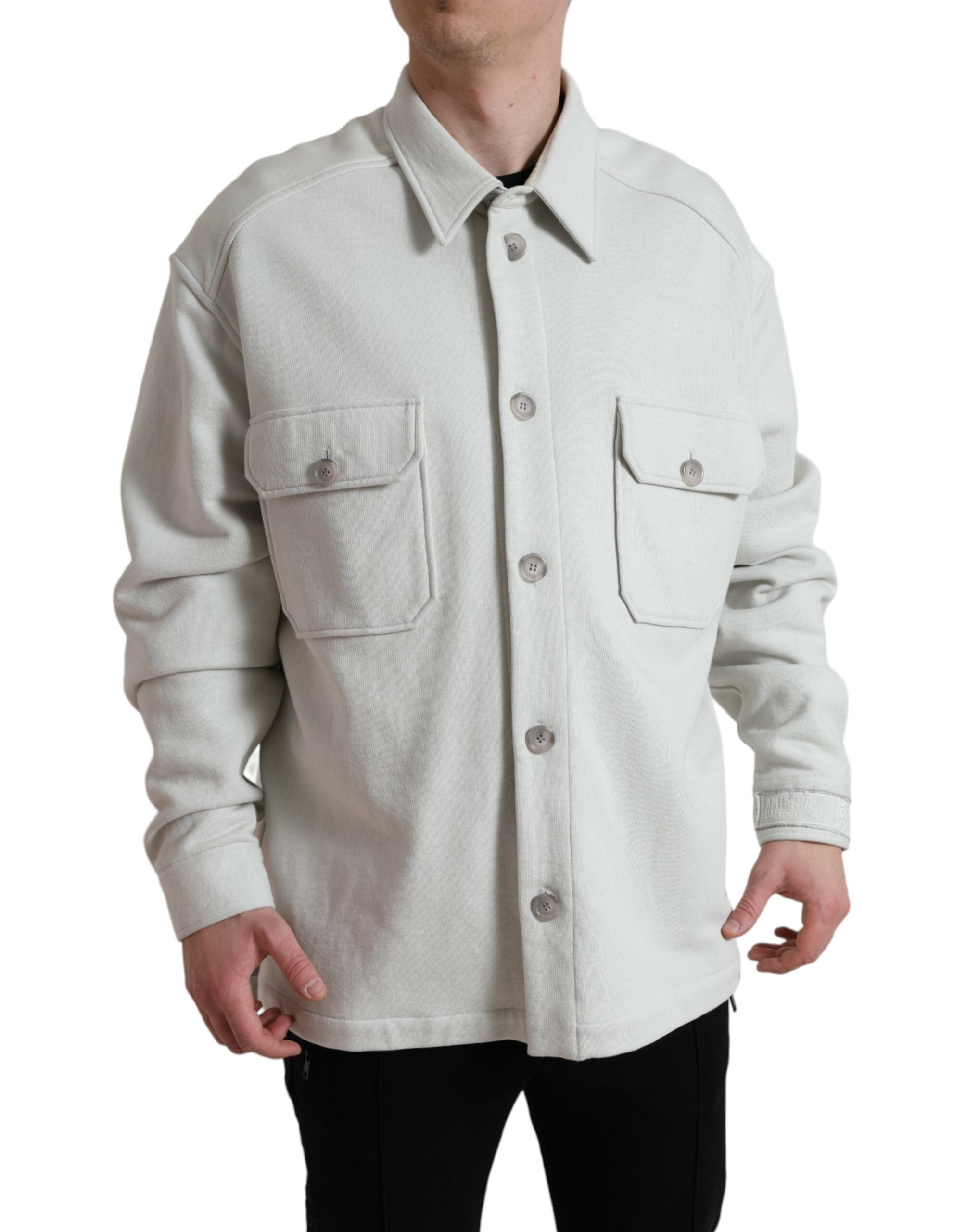 Manteau en coton gris à boutons avec col, de la marque Dolce & Gabbana, vue de face sur un mannequin.
