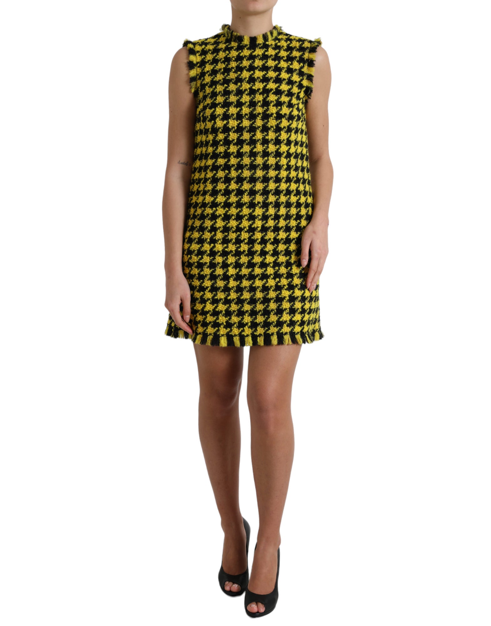 Robe courte sans manches Dolce & Gabbana à motif houndstooth jaune, coupe évasée et style élégant.