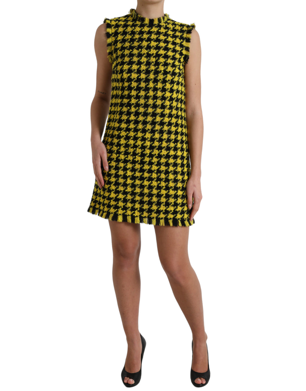 Robe sans manches jaune à carreaux pied-de-poule Dolce & Gabbana, coupe trapèze courte, vue de face sur un mannequin.