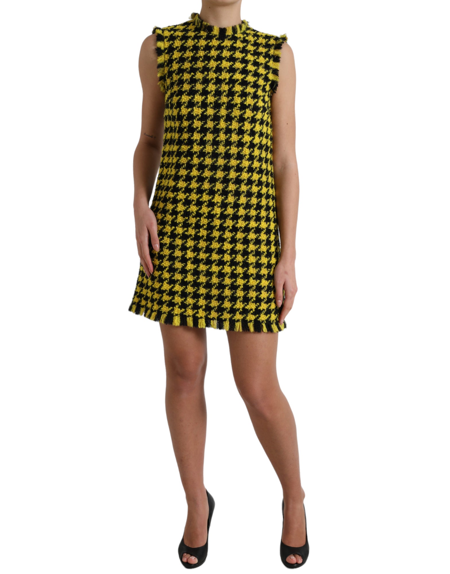 Robe sans manches jaune à carreaux pied-de-poule Dolce & Gabbana, coupe trapèze courte, vue de face sur un mannequin.