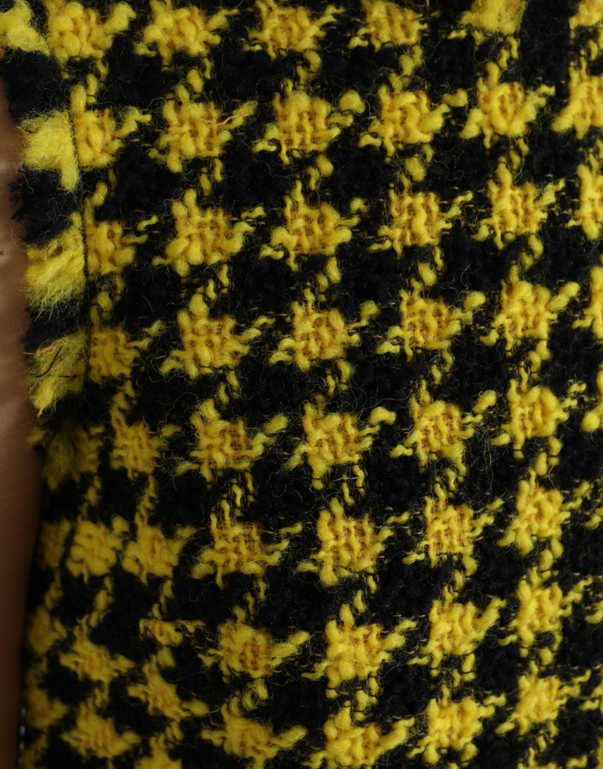 Robe courte sans manches Dolce & Gabbana à motif pied-de-poule jaune, coupe évasée et style élégant.
