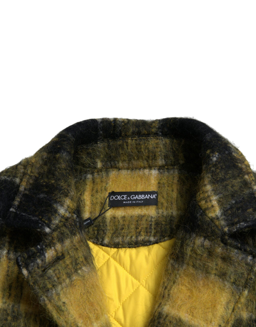Veste décontractée à manches longues Dolce & Gabbana, en tartan jaune, coupe casual, portée en extérieur.