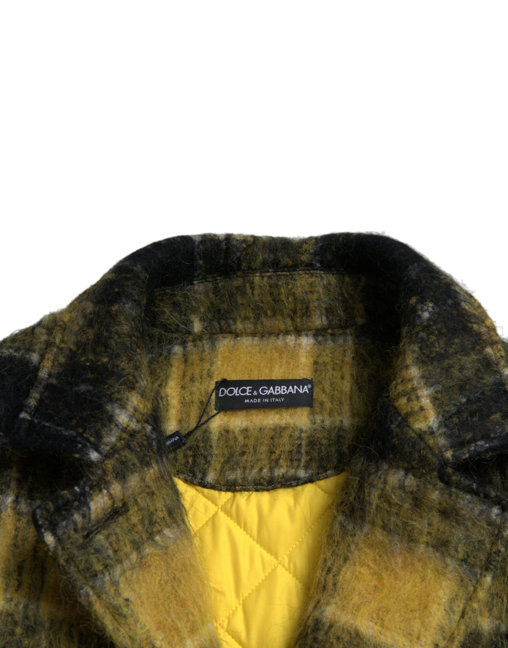 Veste décontractée à manches longues Dolce & Gabbana, en tartan jaune, coupe casual, portée en extérieur.