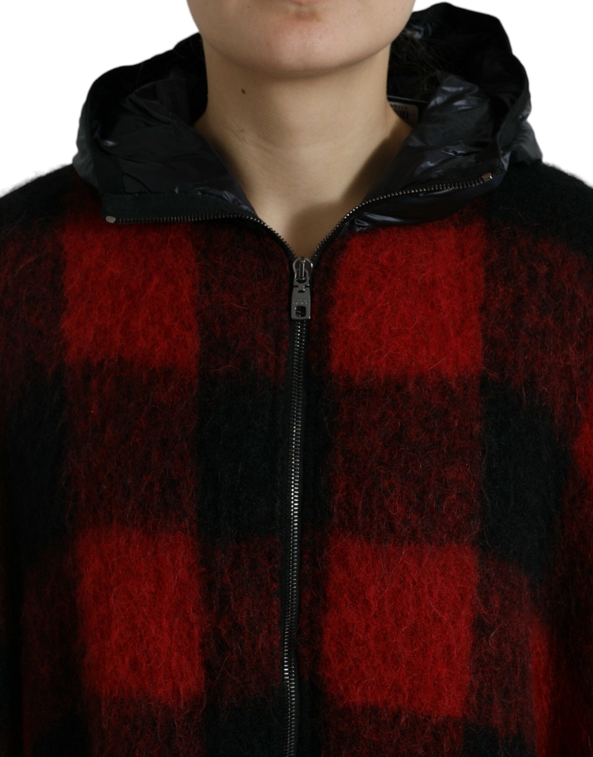 Poncho à capuche Dolce & Gabbana en tartan noir et rouge avec motif Buffalo Check, veste chic et décontractée.