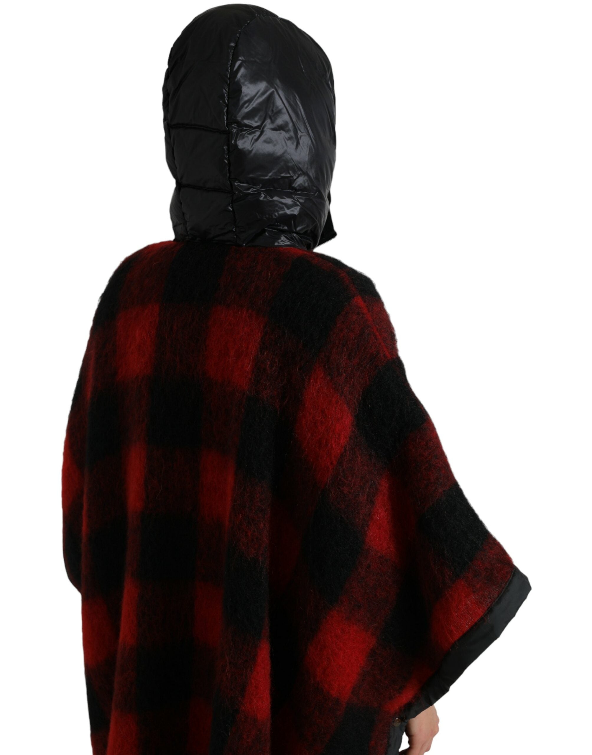Poncho à capuche Dolce & Gabbana en tissu à carreaux rouge et noir, style décontracté avec détails élégants.