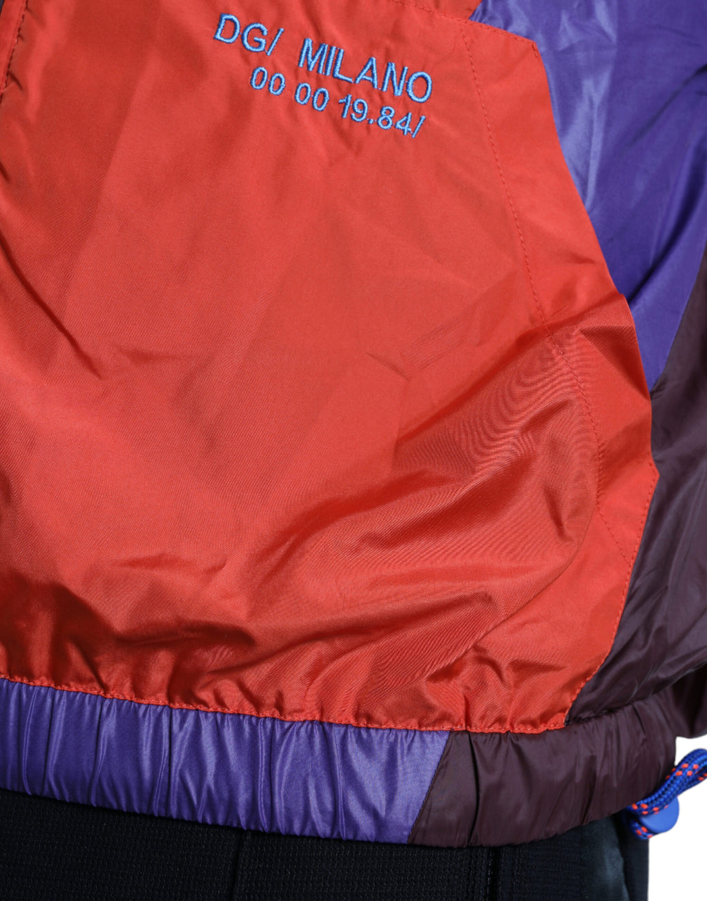 Veste coupe-vent multicolore Dolce & Gabbana avec motif coloré et logo, vue de face, en tissu léger.