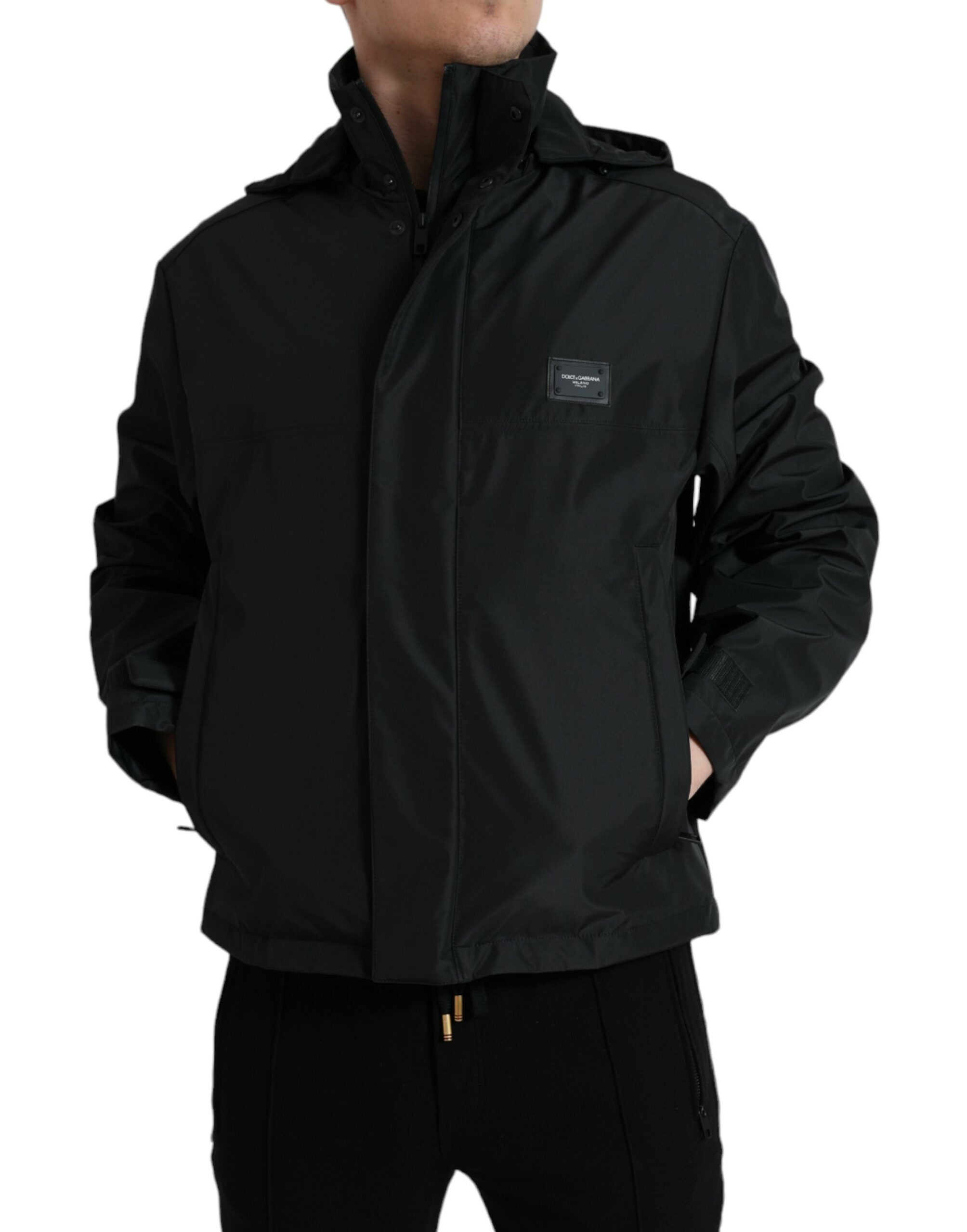 Veste à capuche noire en polyester Dolce & Gabbana avec logo en plaque, manches longues et design élégant.