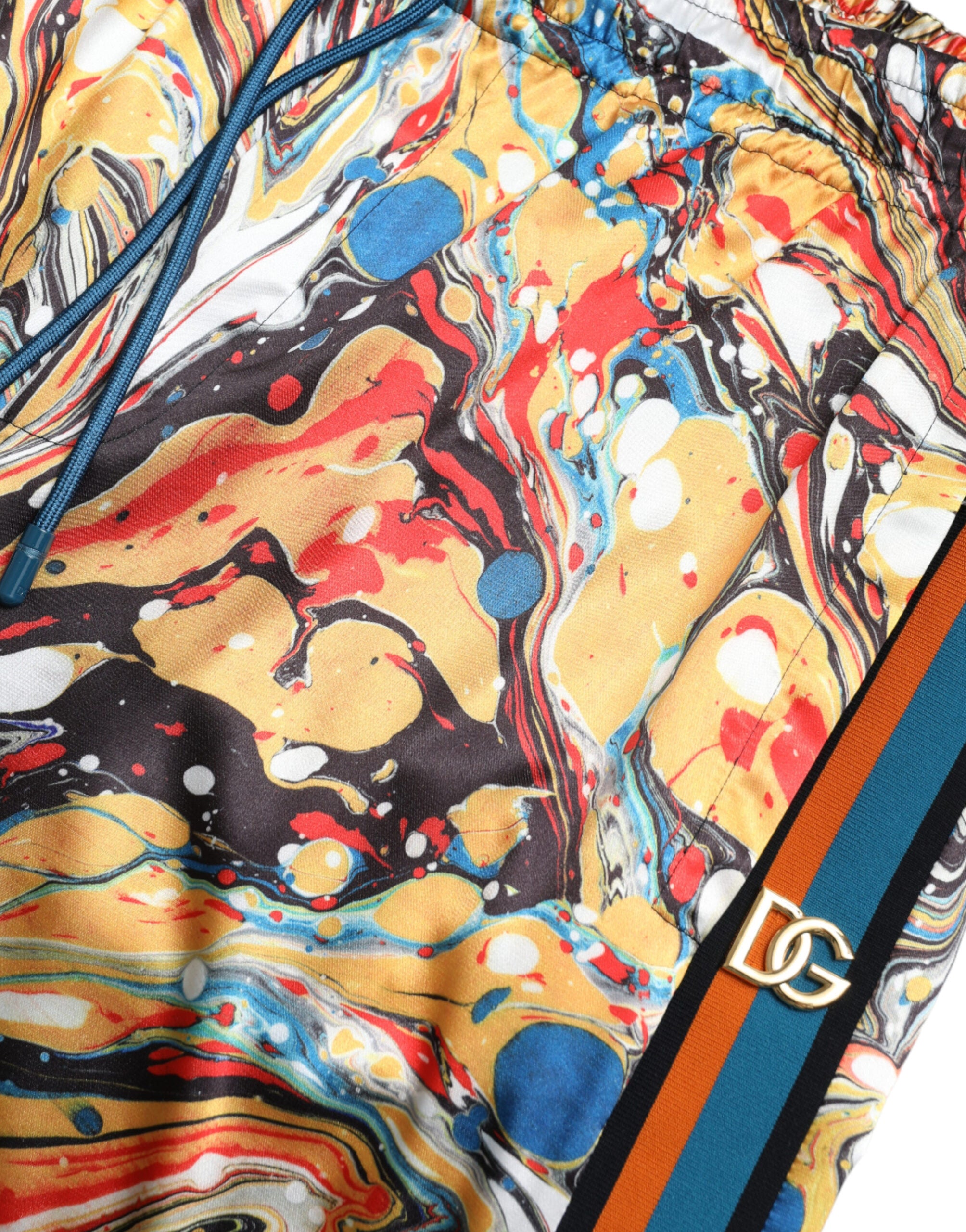 Pantalon en satin à motif marbre multicolore de Dolce & Gabbana, style élégant et contemporain.