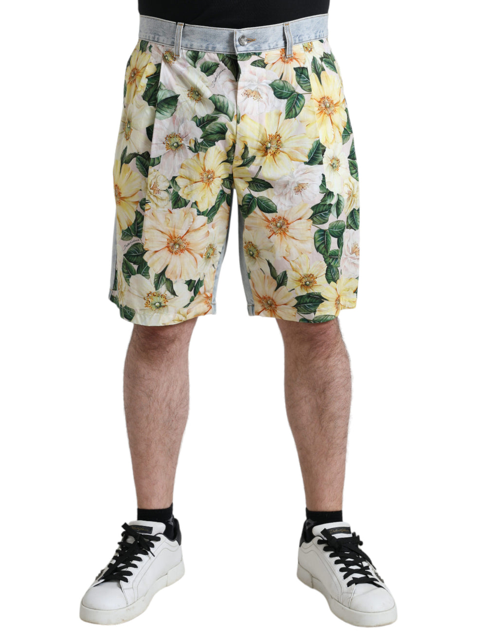 Shorts bermuda en denim Dolce & Gabbana à imprimé floral multicolore, mode estivale élégante et colorée.