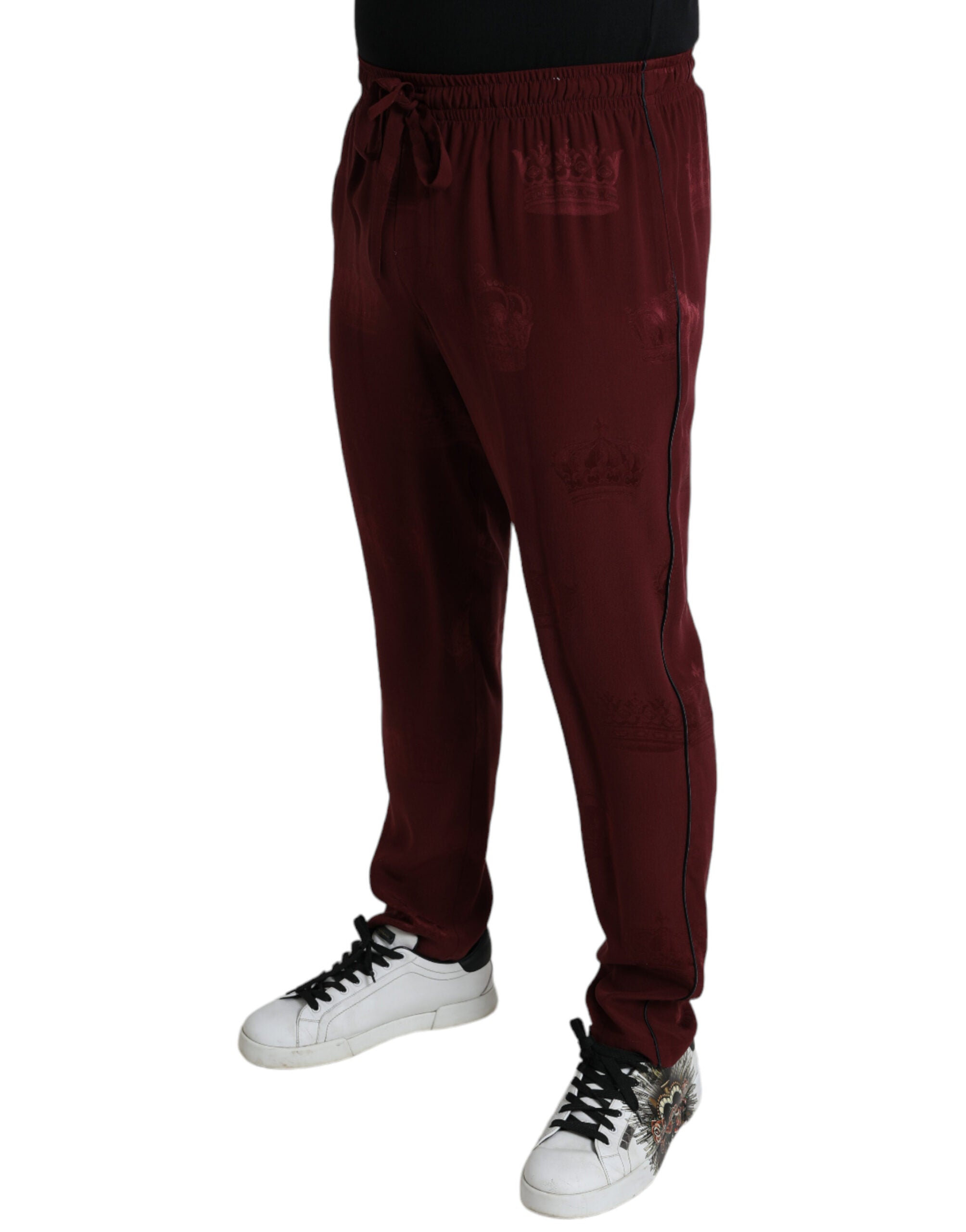 Pantalons de pyjama en soie bordeaux à motif couronne de Dolce & Gabbana, confortables et élégants pour la nuit.