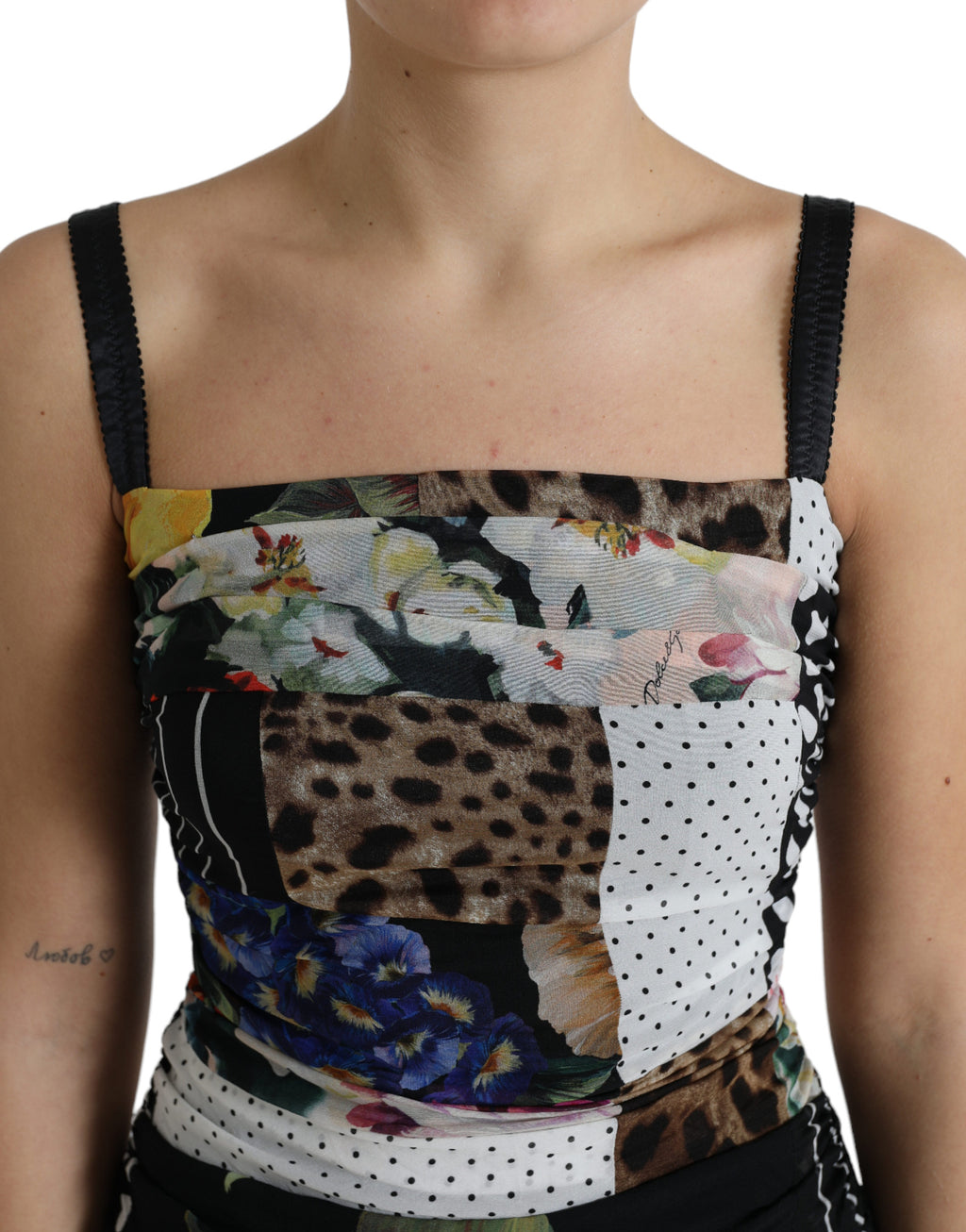 Robe midi moulante Dolce & Gabbana à patchwork multicolore, motifs floraux et léopard, style élégant et tendance.