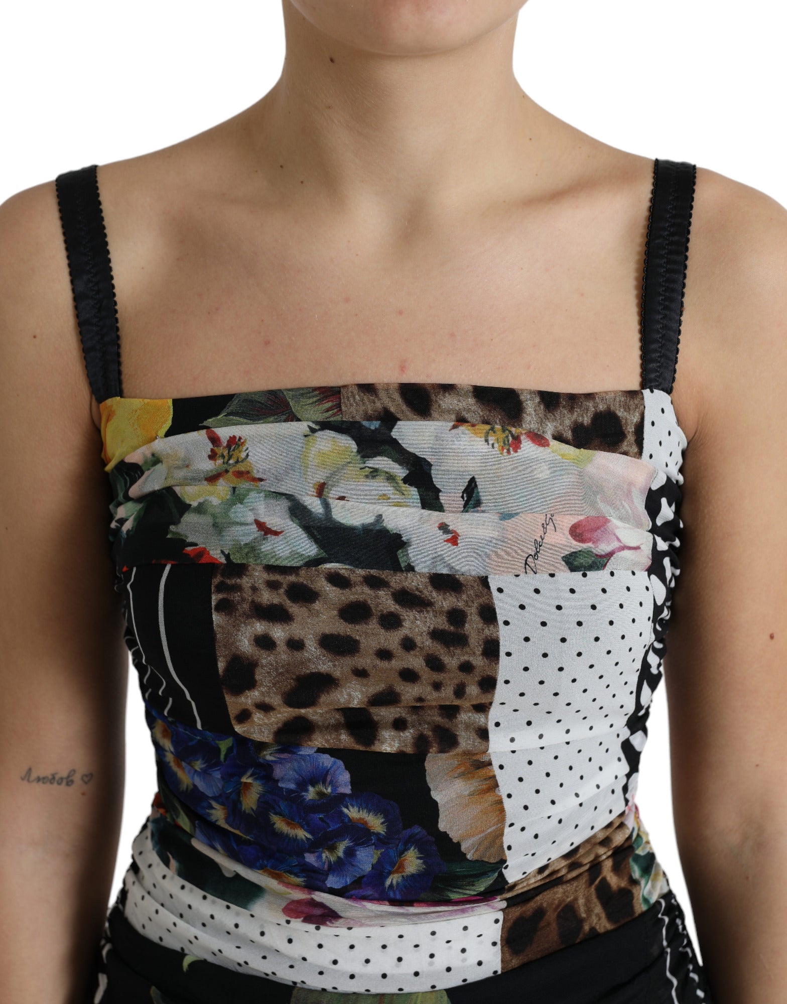 Robe midi moulante Dolce & Gabbana à patchwork multicolore, motifs floraux et léopard, style élégant et tendance.