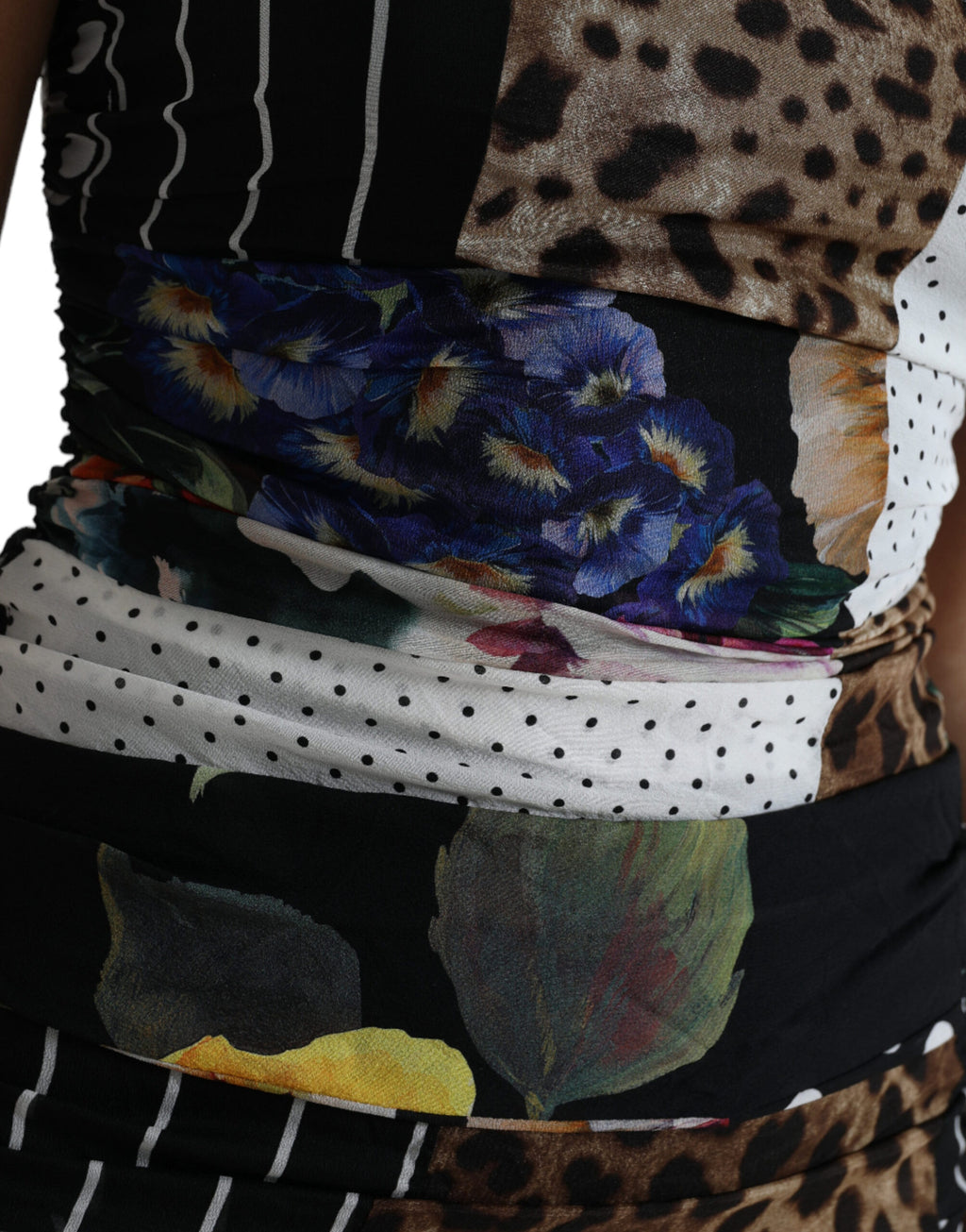 Robe midi Dolce & Gabbana à patchwork multicolore avec motifs floraux et léopard, coupe bodycon élégante.