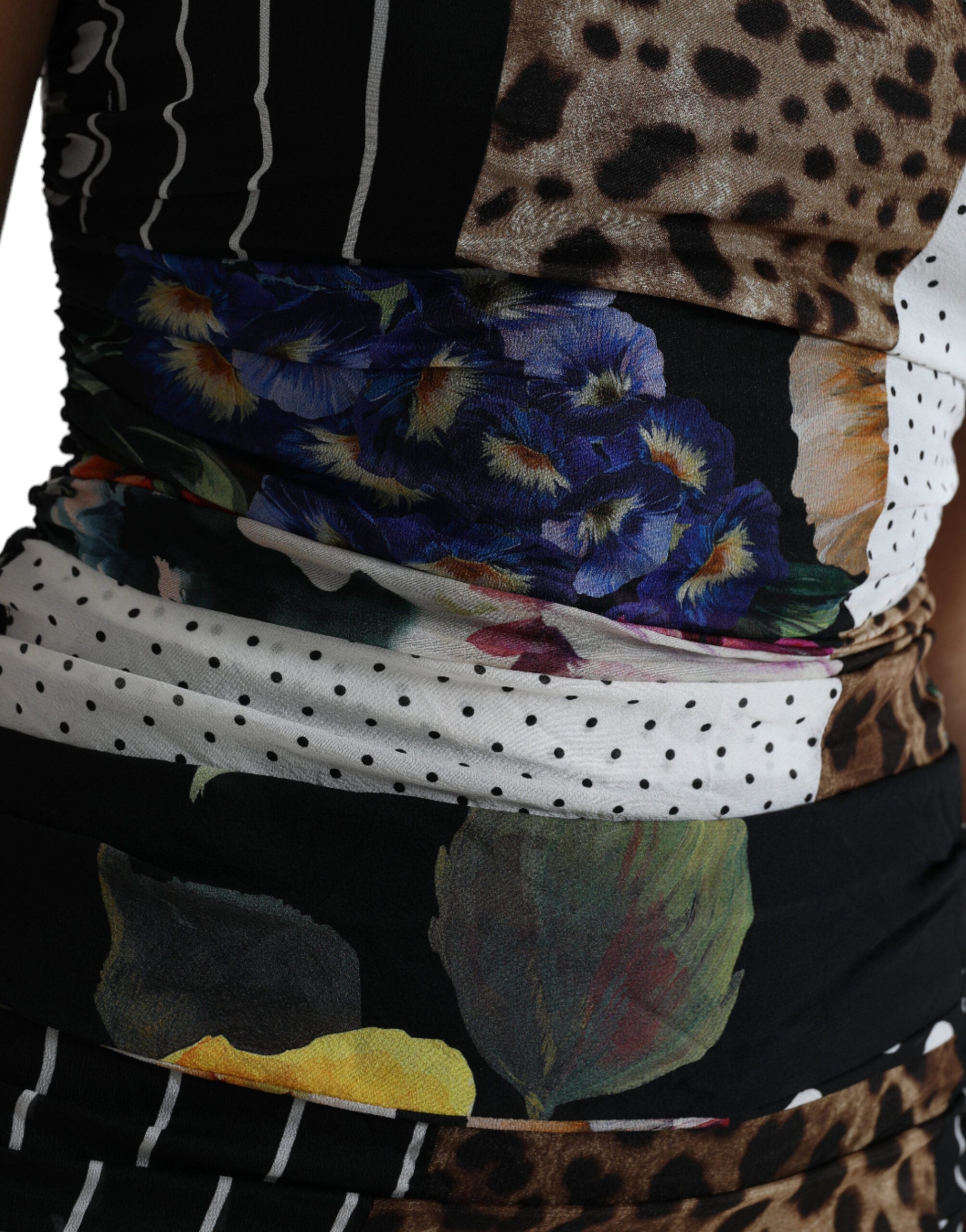 Robe midi Dolce & Gabbana à patchwork multicolore avec motifs floraux et léopard, coupe bodycon élégante.