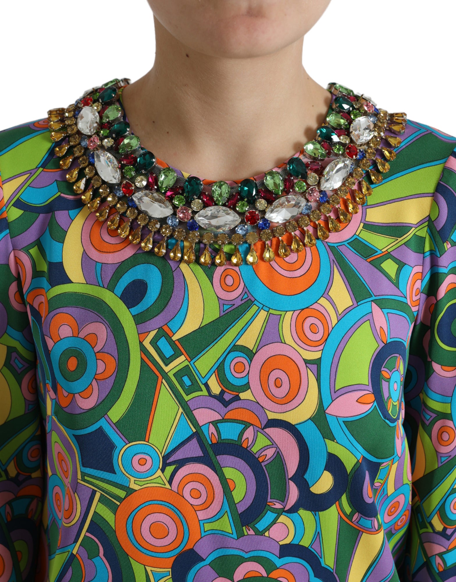 Robe midi en soie à motifs géométriques multicolores avec cristaux, signé Dolce & Gabbana.