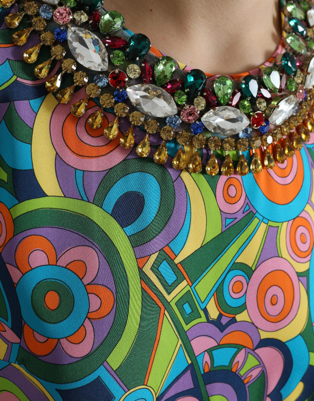 Robe midi en soie Dolce & Gabbana à motifs géométriques multicolores ornée de cristaux, style élégant et sophistiqué.