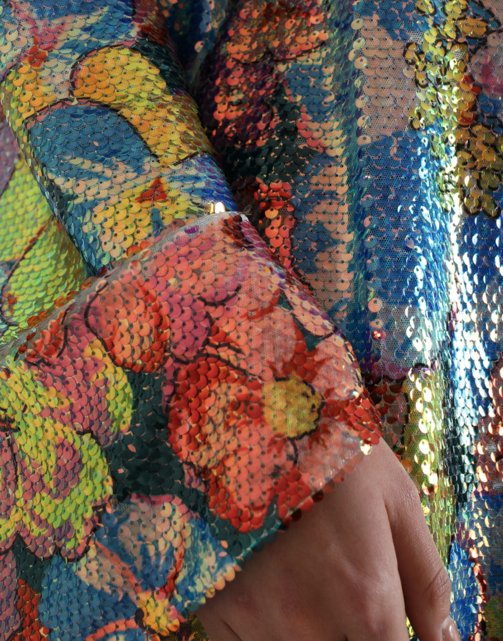 Robe courte Dolce & Gabbana à fleurs multicolores, ornée de sequins, style shift, vêtement de soirée élégante.