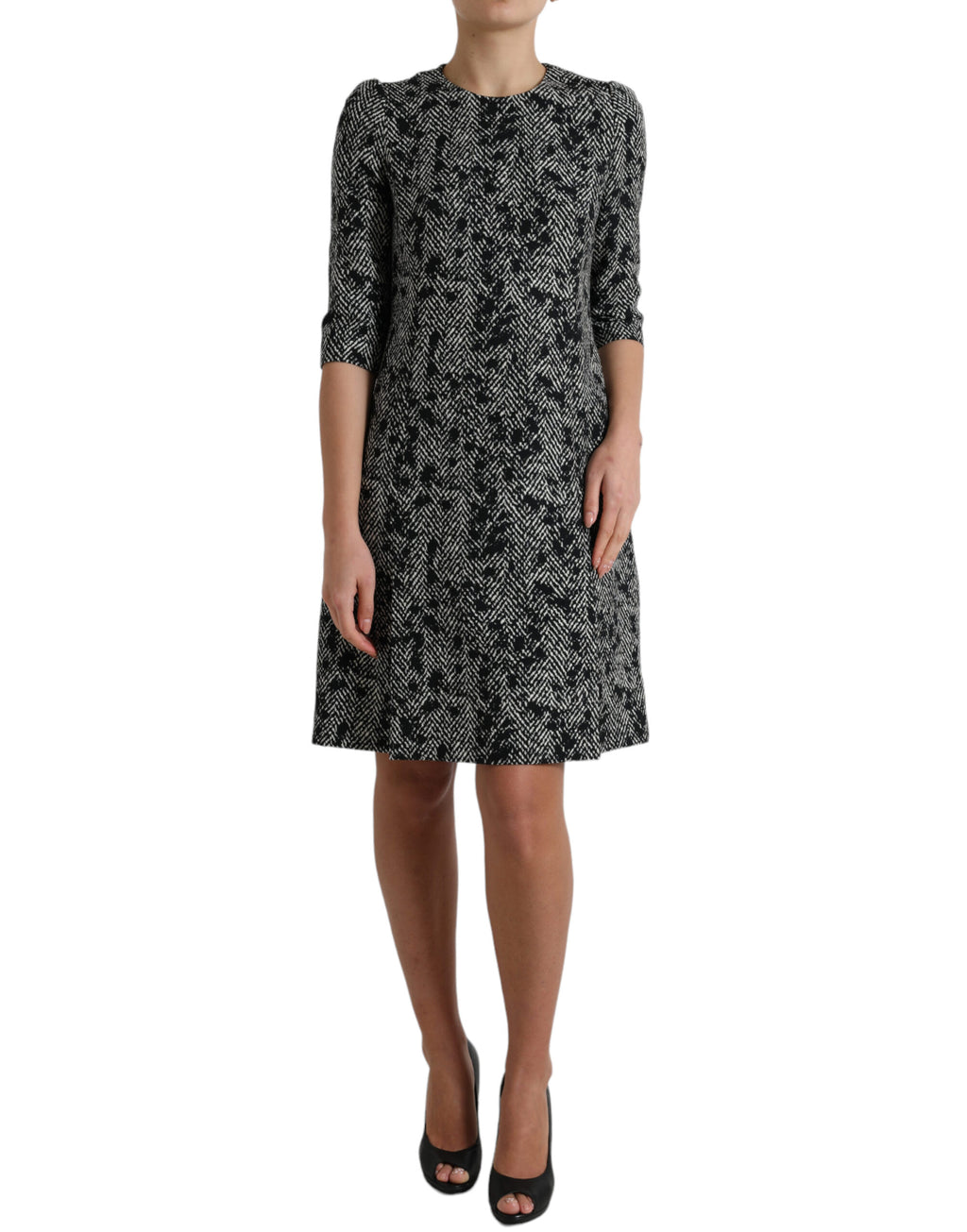 Robe courte noire en polyester à motif chevron de Dolce & Gabbana, style shift mini dress, élégante et moderne.