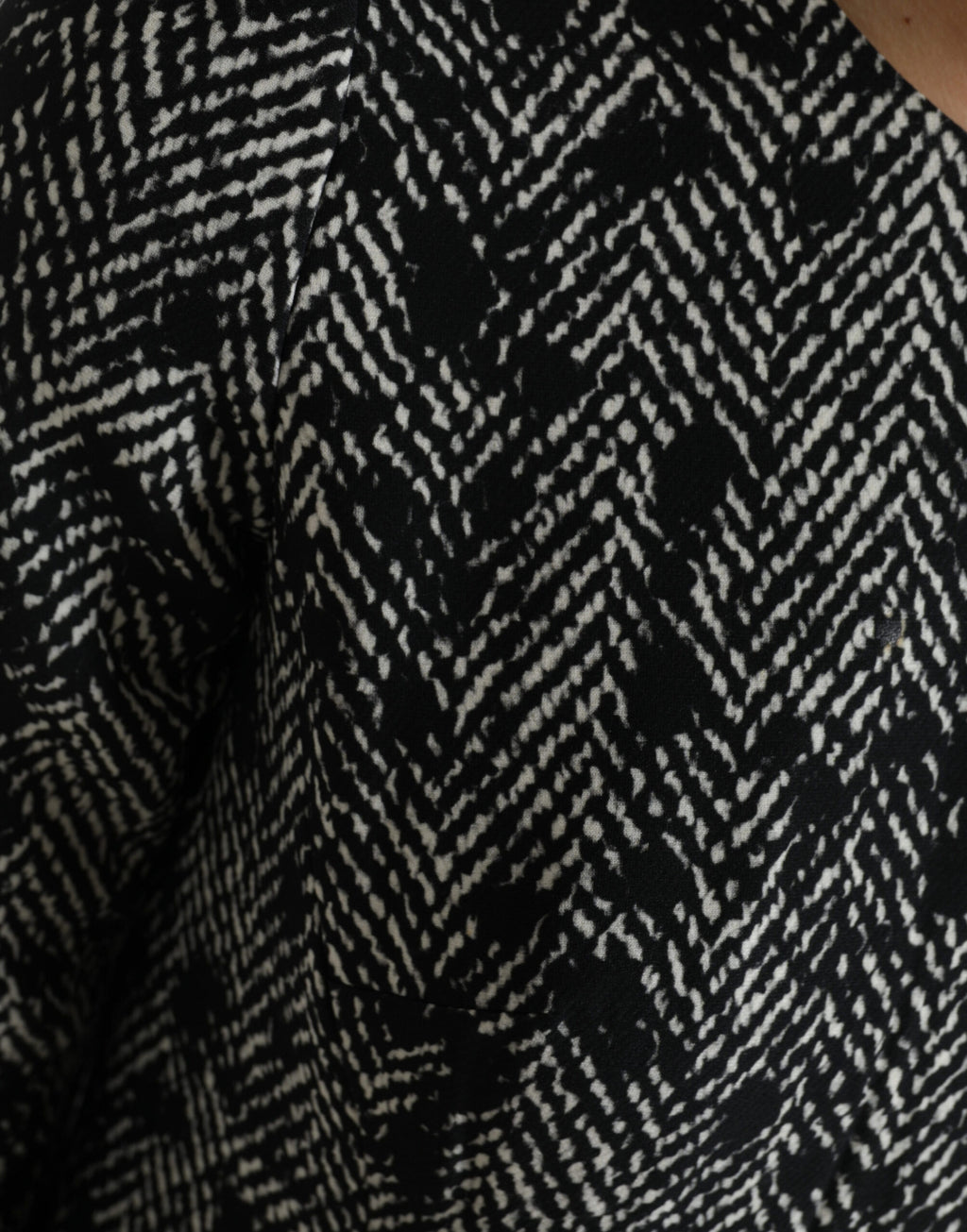 Robe courte en polyester à motif chevron noir de Dolce & Gabbana, style shift mini dress élégant et moderne.