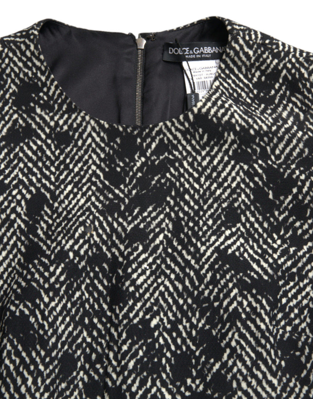 Robe courte en polyester noire à motif chevron de Dolce & Gabbana, style shift mini élégante et moderne.