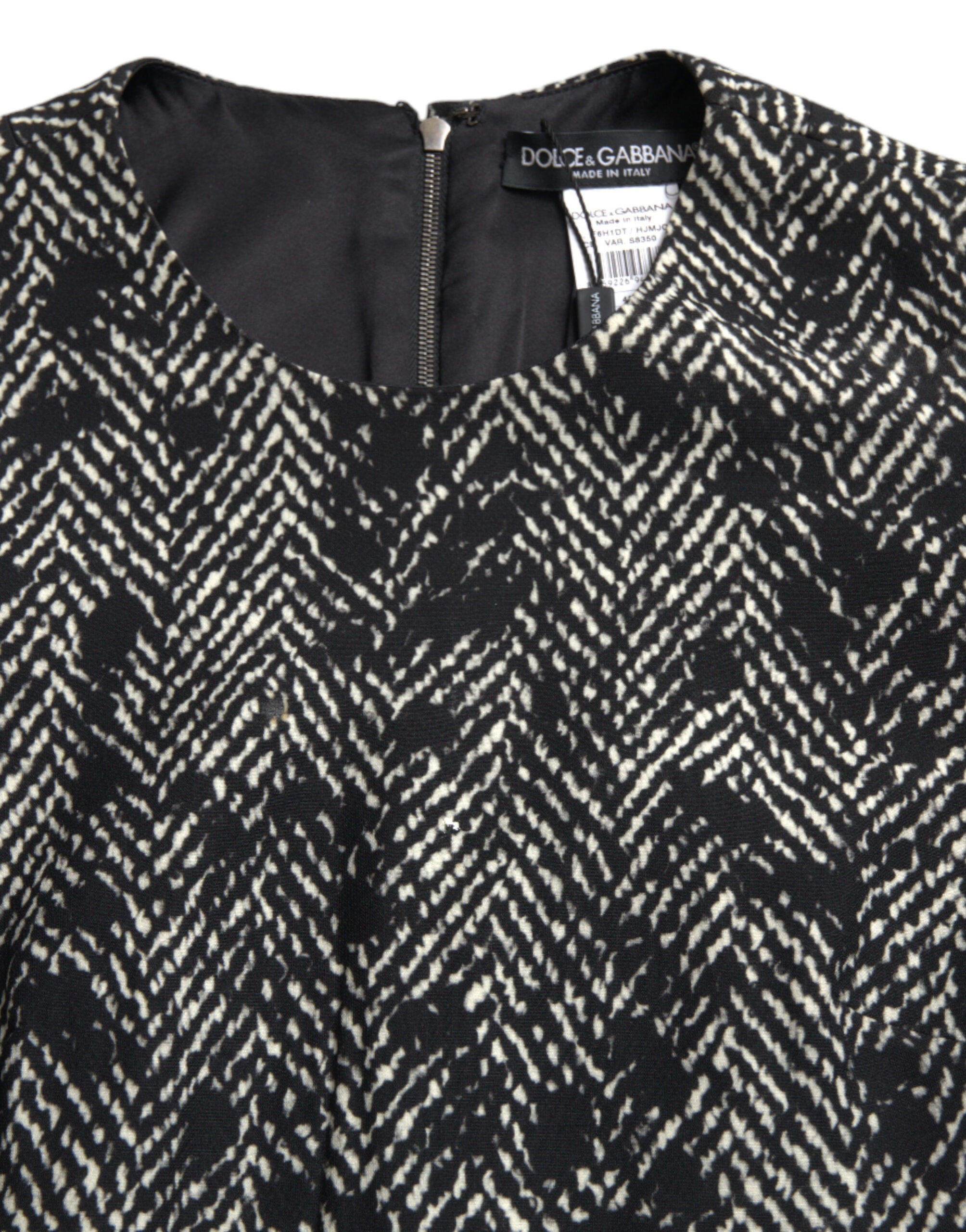 Robe courte en polyester noire à motif chevron de Dolce & Gabbana, style shift mini élégante et moderne.