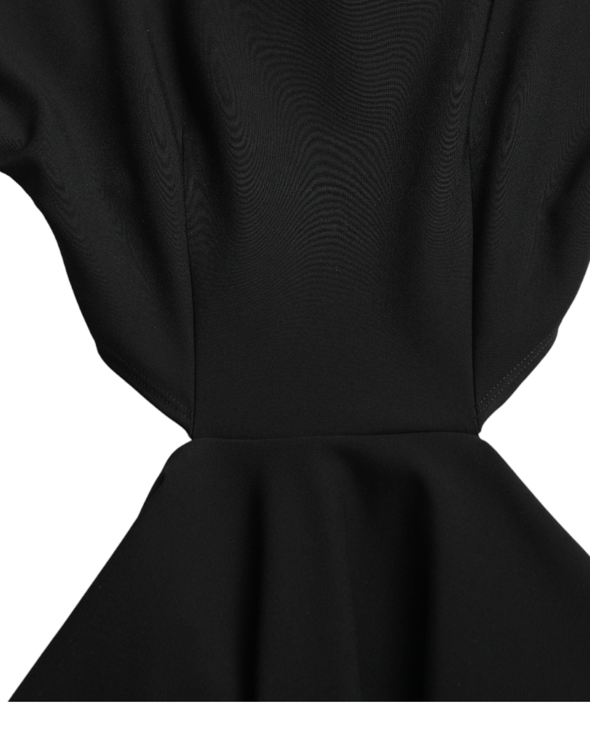 Robe courte noire en viscose Dolce & Gabbana avec découpes, manches longues et coupe en A, portée élégante et sophistiquée.