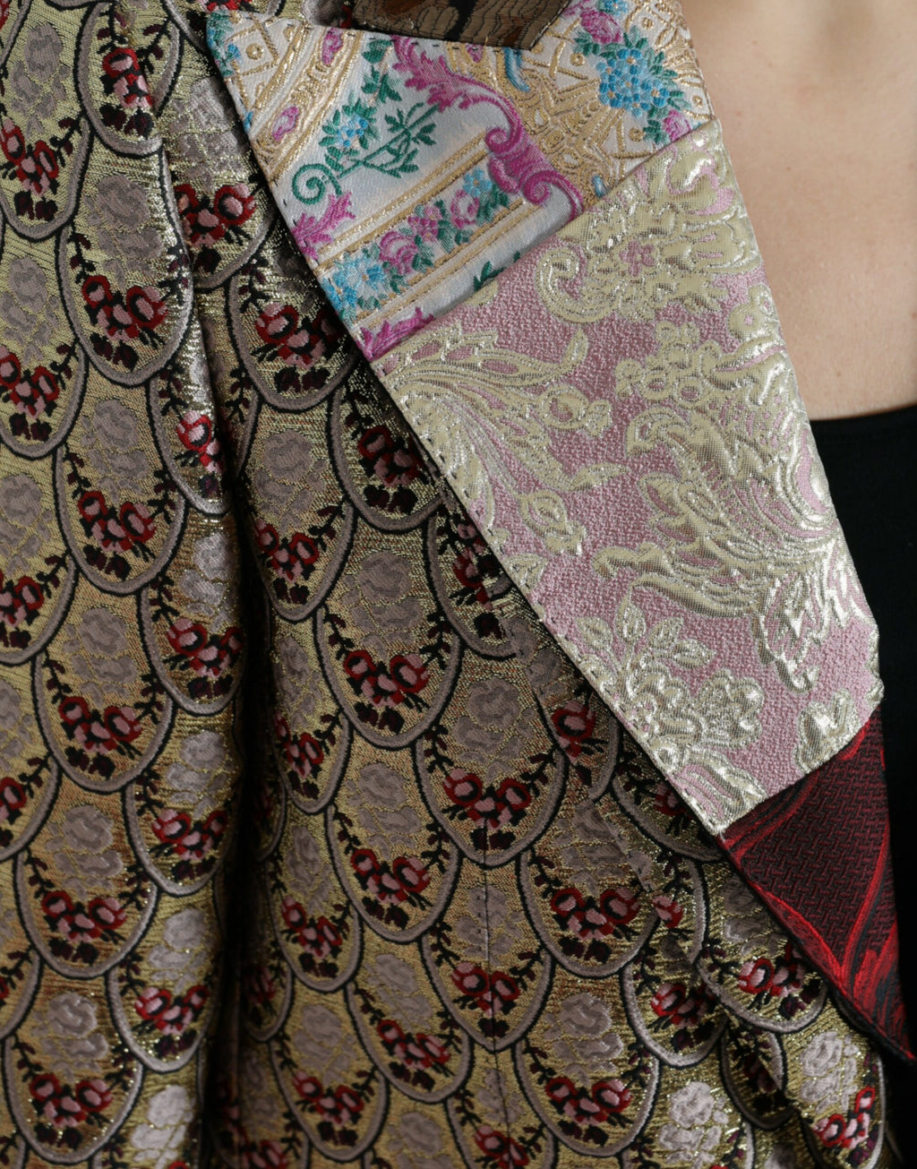 Veste Jacquard Dolce & Gabbana à patchwork multicolore avec motifs floraux, style élégant et coloré.