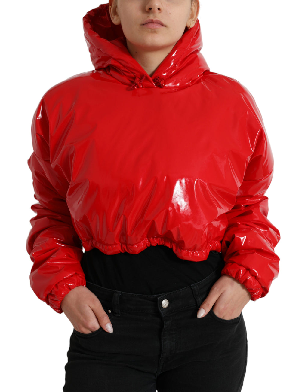 Veste courte en dentelle rouge brillante à capuche de Dolce & Gabbana, coupe courte et style élégant.
