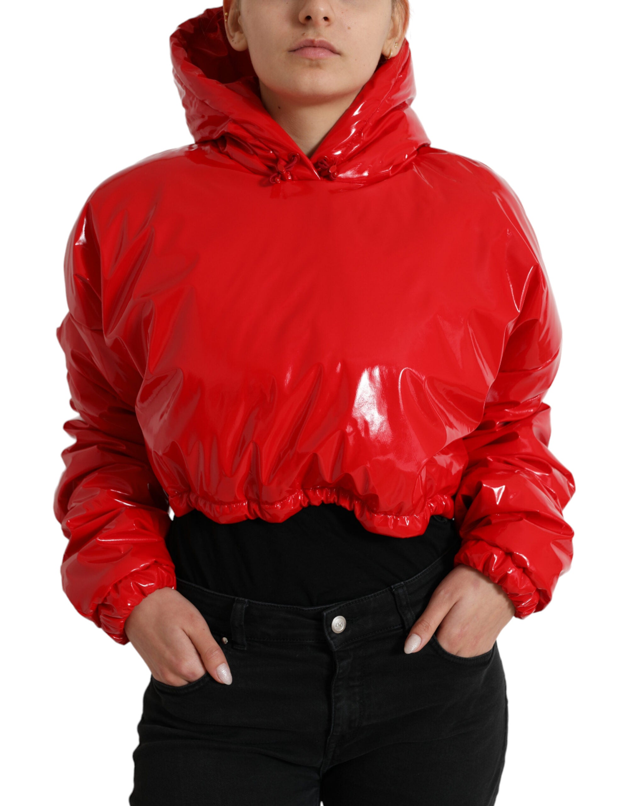 Veste courte en dentelle rouge brillante à capuche de Dolce & Gabbana, coupe courte et style élégant.