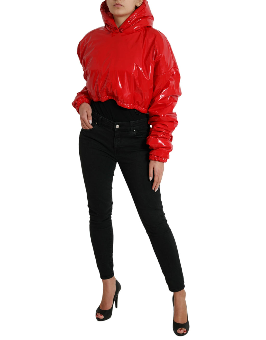 Veste courte en cuir rouge brillant avec capuche Dolce & Gabbana, manteau cropped chic et tendance pour femmes.