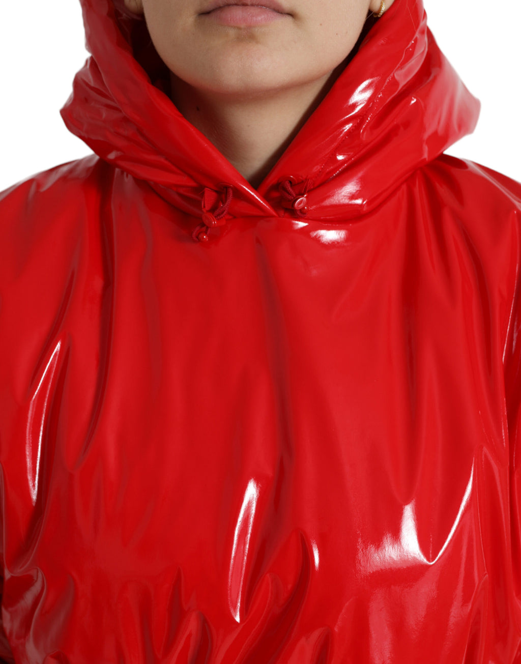 Veste courte en cuir rouge brillant avec capuche Dolce & Gabbana, coupe courte et style tendance, vue de face.