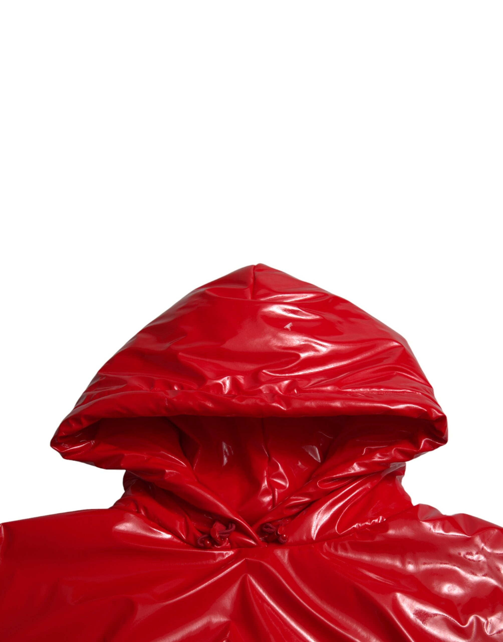 Veste courte en cuir rouge brillant Dolce & Gabbana avec capuche, coupe cropped, style tendance et élégant.
