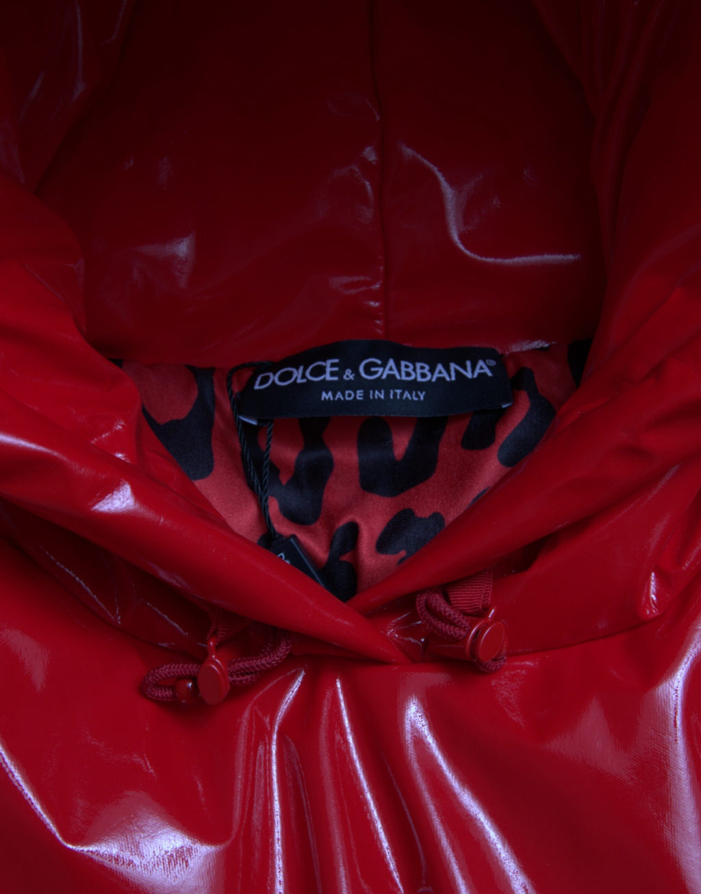 Veste courte en coton brillant rouge avec capuche, style cropped, de la marque Dolce & Gabbana.