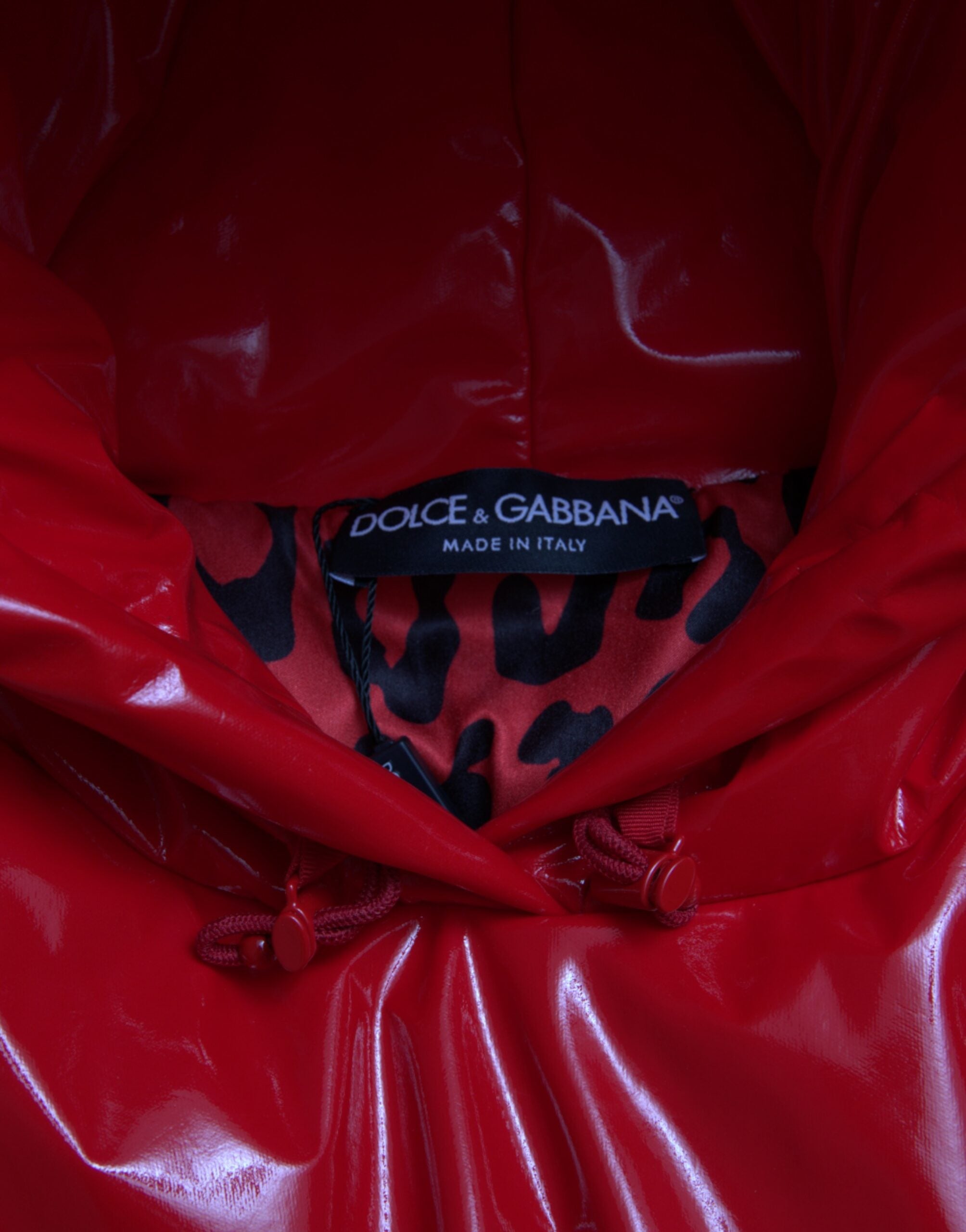 Veste courte en coton brillant rouge avec capuche, style cropped, de la marque Dolce & Gabbana.