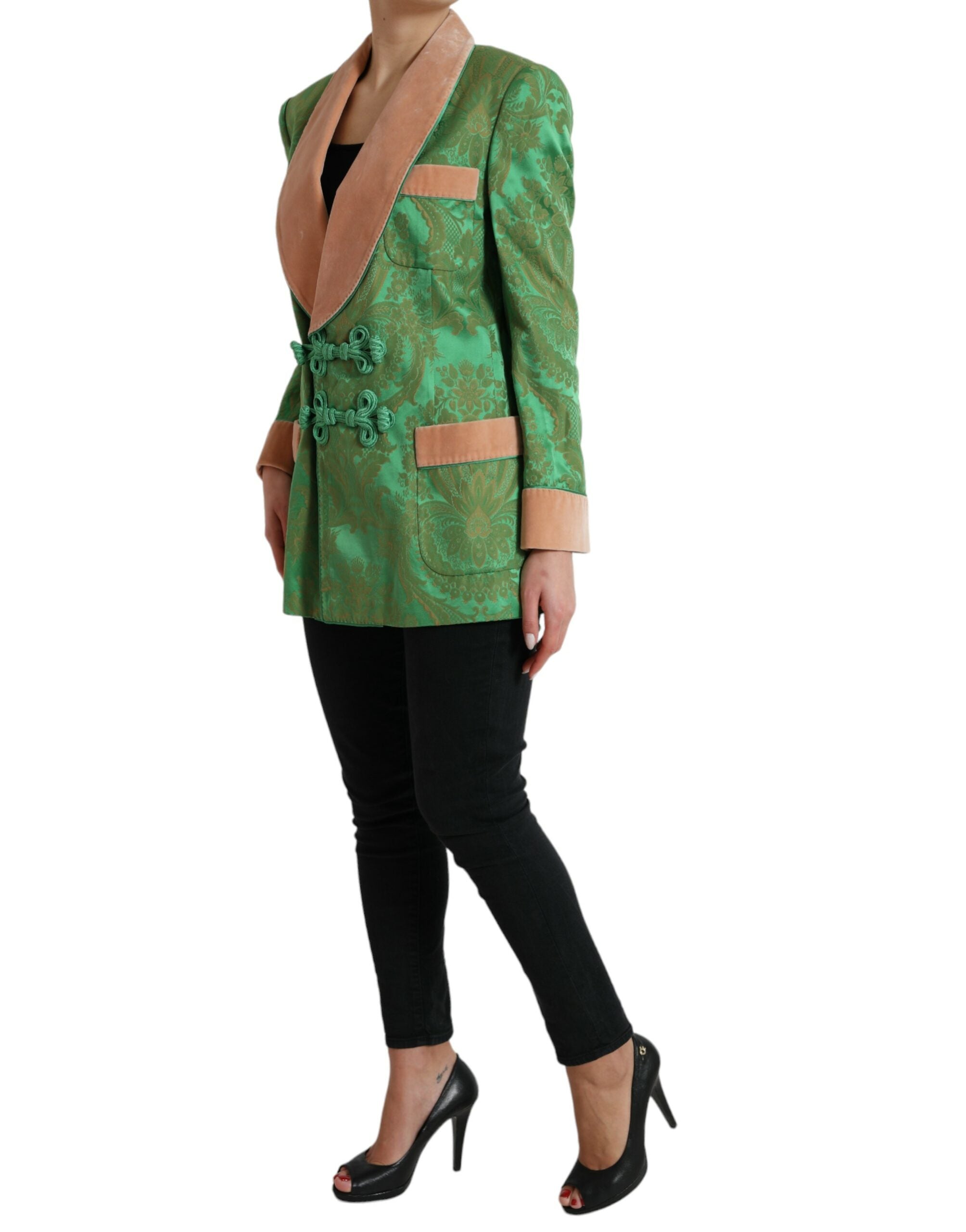 Manteau double boutonnage floral vert Dolce & Gabbana, élégant, avec col et poches, porté sur un mannequin.