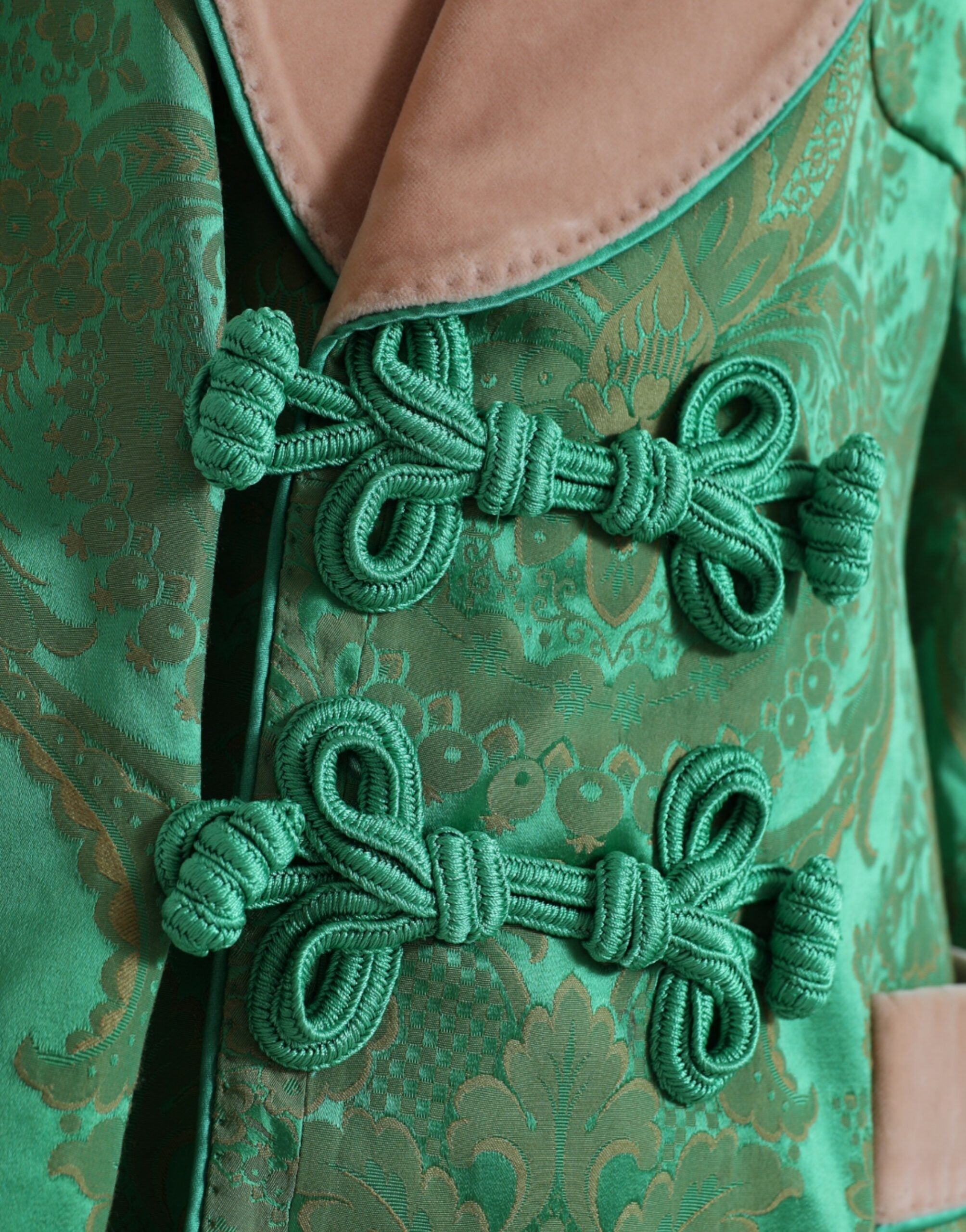 Manteau double boutonnage vert à fleurs de Dolce & Gabbana, style élégant avec motif floral et coupe raffinée.