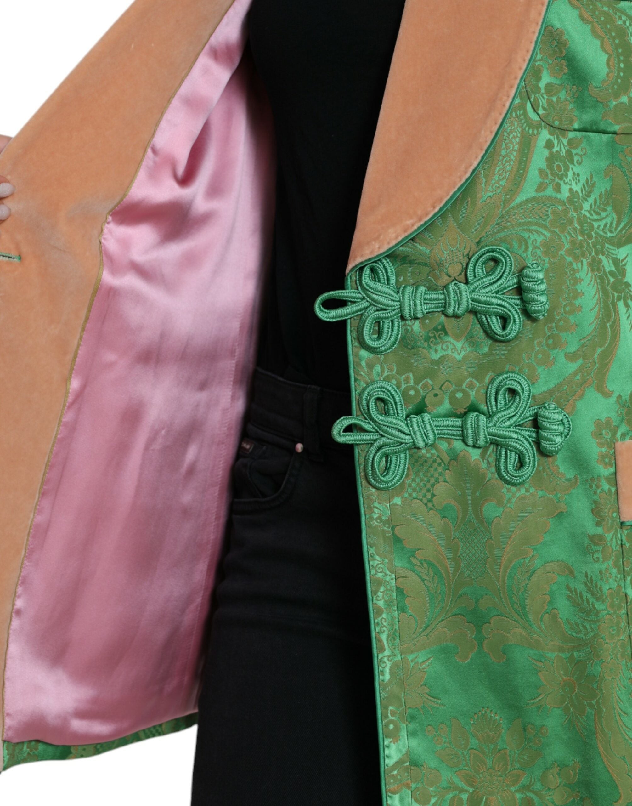 Veste Dolce & Gabbana verte à fleurs, croisée avec double boutonnage, détails élégants, portée sur un mannequin.