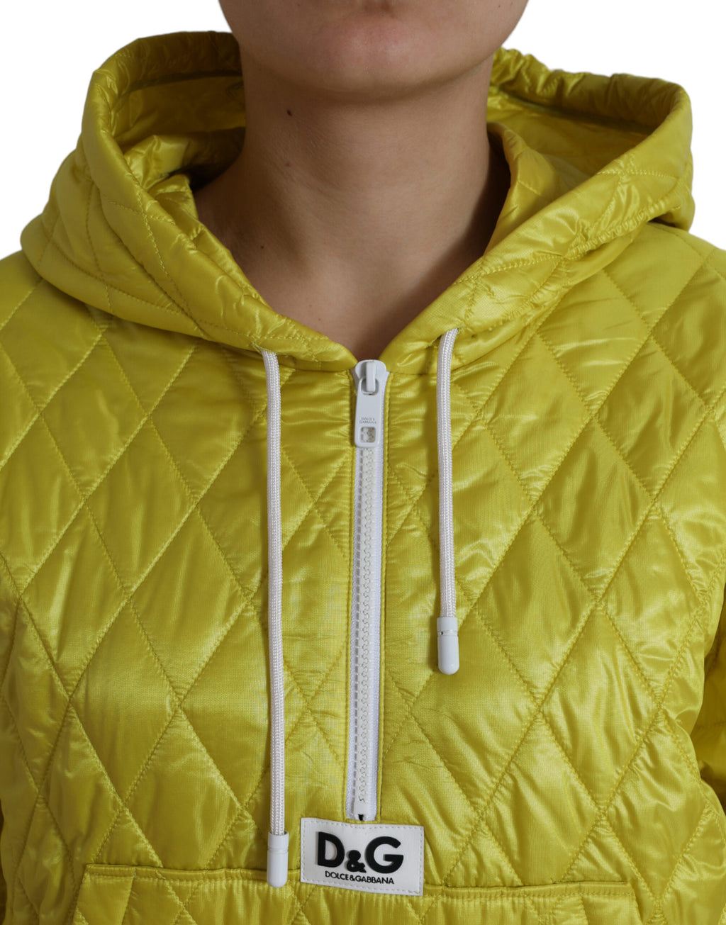Veste à capuche en nylon matelassé jaune Dolce & Gabbana, style décontracté avec fermeture éclair et poches latérales.