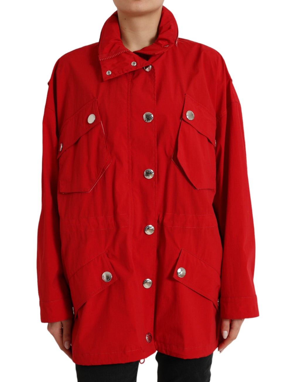 Veste de pluie rouge en polyester avec capuche et boutons de la marque Dolce & Gabbana, vue de face.