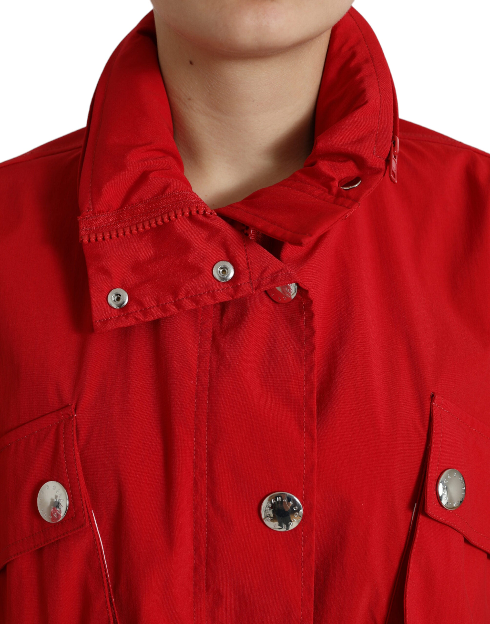 Imperméable rouge en polyester à capuche et boutons de la marque Dolce & Gabbana, adapté pour la pluie et le style décontracté.